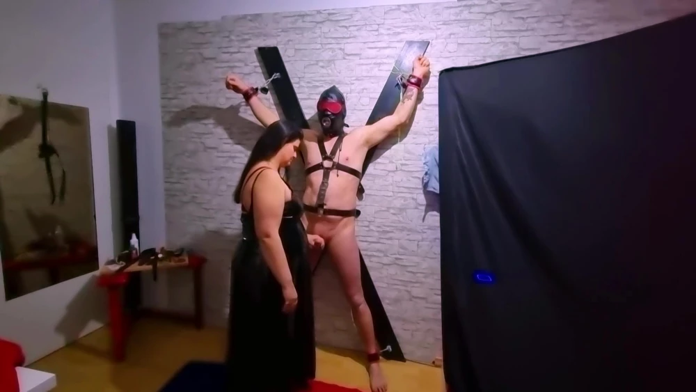 Ver Lady Pam XXL Domina MILF Tortura Polla de Esclavo en Cruz de San Andrés en Entrega Total en SadoOnly